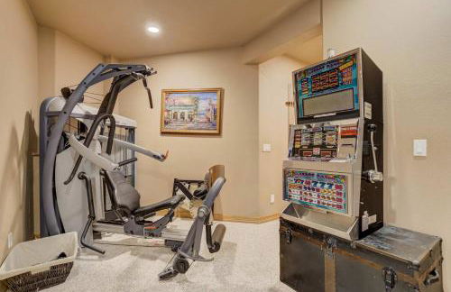 Peaceful Pines! Pool Table, Gym & Forest Views - Foto 3