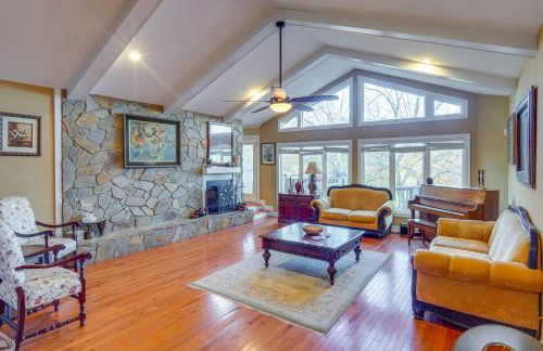 Spacious Lakefront Apt with Deck in Fayetteville! - Foto 1