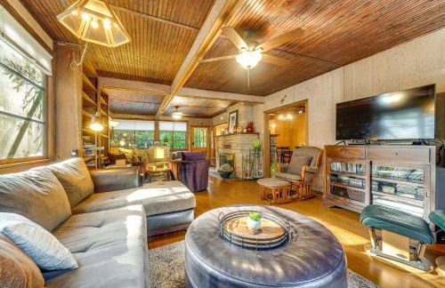 13 Mi to Beach! Forest Brook Creekfront Cabin - Foto 5