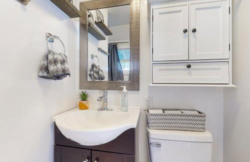 Relaxing Retreat with Deck, 1 Mi to Lake Arrowhead! - Foto 16