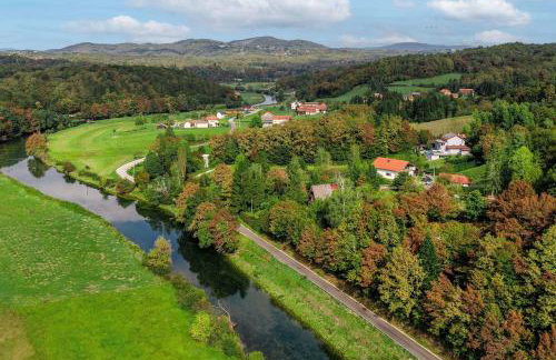 Riverside House with Pool and Hot Tub - Happy Rentals - Foto 20