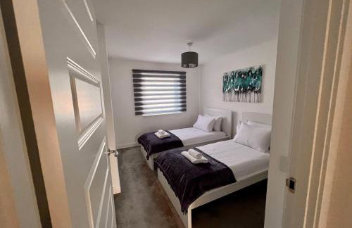 Beautiful 4-Bedroom House with Private Garden & Parking - Foto 4