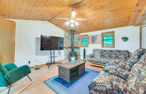 Rustic Michigan Lakeside Cabin with Private Dock! - Foto 1