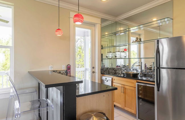 Doctor's Orders by Avantstay 5 Mins TO Beach! w/ Community Pool & Hot Tub! - Photo 23