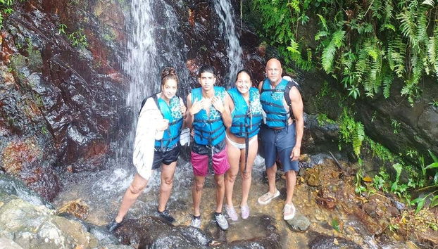 Em frente à cachoeira El Yunque
