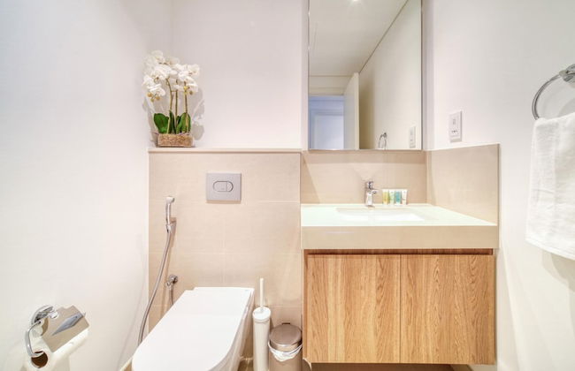 Classy Downtown 2BR w City View Balcony - Photo 19