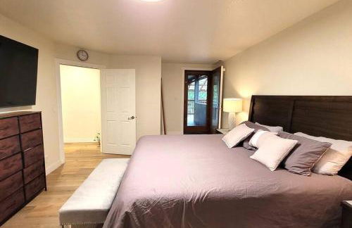 Tranquil Riverfront Retreat - Foto 18