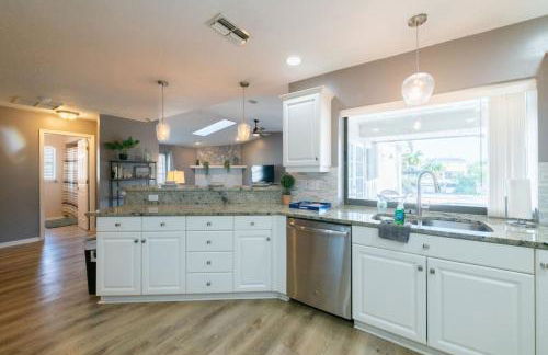 456 Stunning Canal-Front Home with Heated Pool - Foto 34