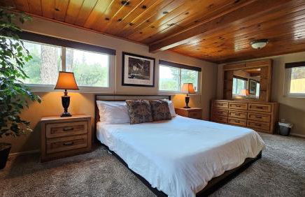 Knotty Pine Cabin with Artisan Stone Patio - Walk to Bass Lake - Foto 16
