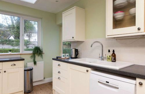 Spacious Coastal Family Home Sleeps 8 - Photo 13