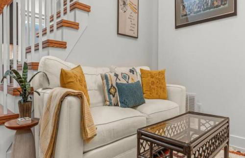 Bright & Modern Home with Patio - Foto 12