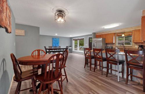 Arvada Retreat + 6 BD + Movie Theater - Photo 8