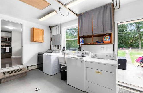 Warm & Comfy 2BR, Huge Backyard, Great Location! - Photo 9