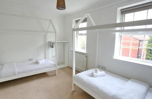 3Bed Manchester Home · Parking · Near AO Arena - Pass the Keys - Photo 26