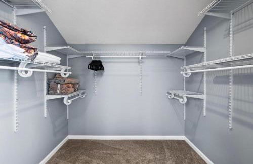 Hot Tub N64 Mins to Downtown Sleeps 8 - Foto 47