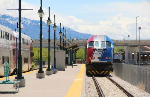 Light-Filled Modern Flat Near 25th Street Fun - Photo 38