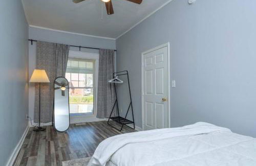 Renovated 3 bedroom close to downtown! - Photo 24