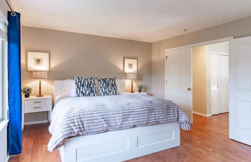 Spacious & Serene 6-Br Family Retreat in Kirkland - Photo 35