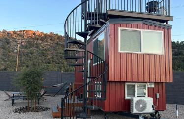 Access Zion & Bryce! Tiny Home with Rooftop Deck and Hot Tub - Foto 8