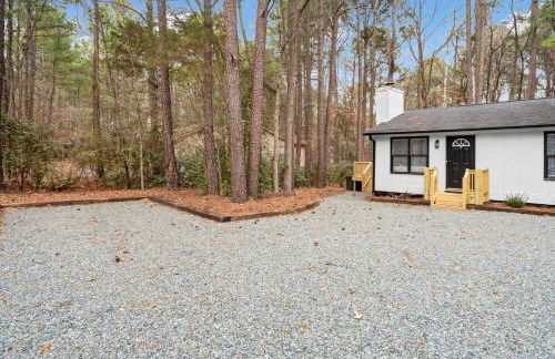 8 Minutes to UNC - Outdoor Deck - Washer and Dryer - Foto 22