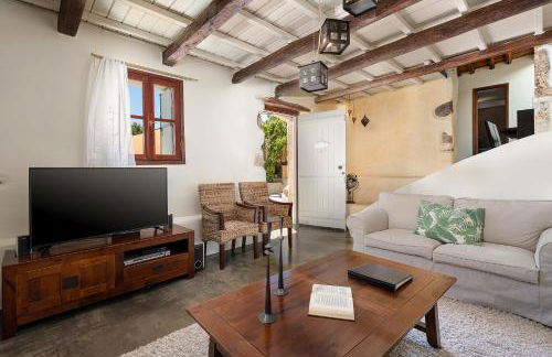 Verekinthos Villas - Pool, Hot Tub, BBQ, Kids Playground, Stunning Mountain Views - Photo 38