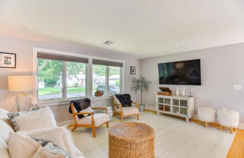Coastal-Modern Home Less Than 3 Mi to Charlestown Beach! - Foto 2