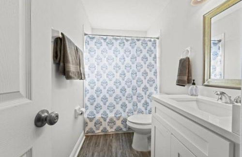 Retreat with Heated Pool in a Serene Community - Foto 10