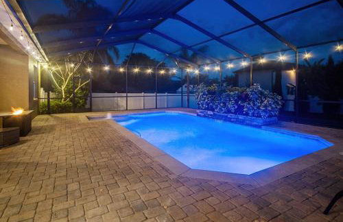 Elegant Home with Pool, Office, Theater, and Fence - Foto 30