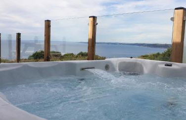 Sunset sea view chalet with hot tub - Photo 3