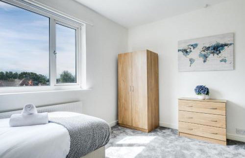 Solace Nights - Large Modern House - 4 Bedrooms - Near M6 & Spaghetti Junction - Fast WiFi - Netflix - Photo 15