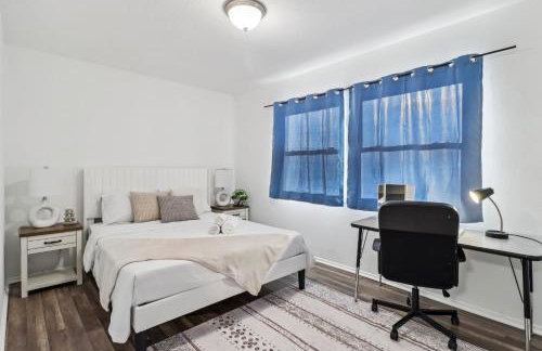 Entire Private Home with 3 Bedrooms, Gated Yard, Parking, King Bed, Available Now - Foto 12