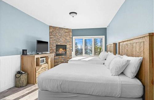 Whispering Pines Lake Views Studio 2 Queen Beds, Heated Pool and Hot Tub - Foto 1