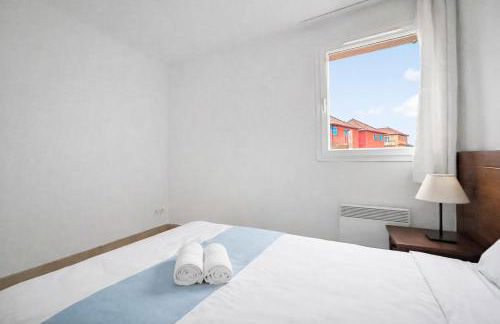 Séjour familial RDC, parking, piscine chauffée - Photo 15