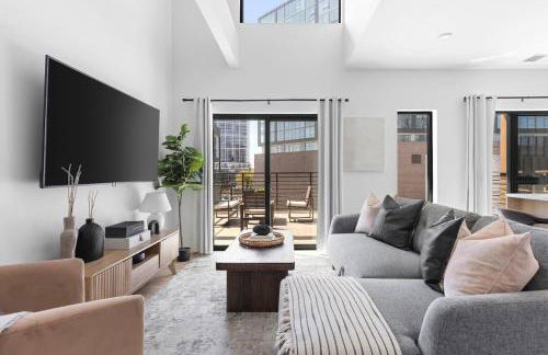 Luxury Penthouse with 2 Floors Pool Patio Gym Walk to Broadway - Foto 1