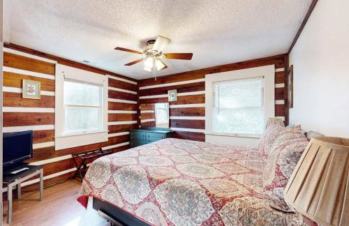 2 Bed 2 Bath Vacation home in Whittier II - Photo 10