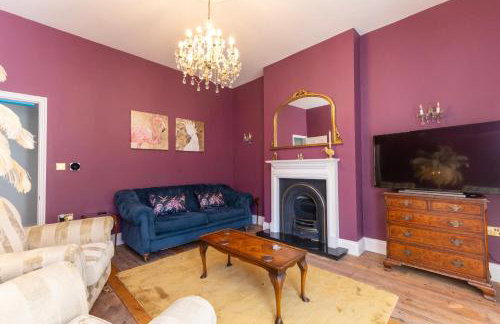 2 Seaside Bedroom home, Garden, 6 guests, Parking, Contractors-Families welcome - Photo 1