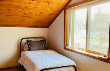 Unforgettable 4 bedroom 3 bath waterfront cabin - Photo 3
