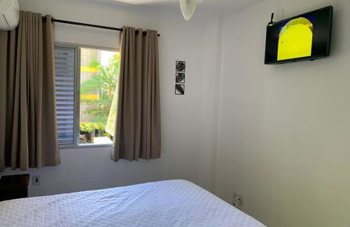 Apartamento Praia das Astúrias, 2 minutos de caminhada para praia, piscina, garagem demarcada, cama Queen - Foto 32
