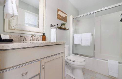 Relaxing Lakefront Retreat w/ Hot Tub & Dock - Foto 65