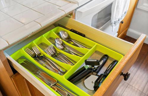 Downtown Beverly Apartment 8 Minutes to Salem and has King Beds - Photo 1