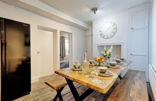 Large 5-Bedroom Home, Perfect for Long Stays & Team Accommodation - Foto 19