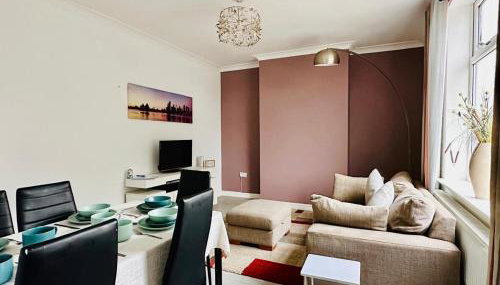 #56 4-Bedroom House Near Shops with - Sleeps 8 - Perfect for Contractors and Families - Free Parking - Foto 2