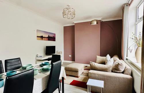 #56 4-Bedroom House Near Shops with Free Parking - Foto 2