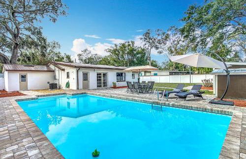 Poolside Paradise with Basketball Court - Foto 7