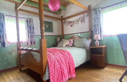 The Fabulous flower hut - Photo 2