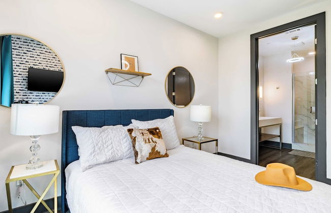 Lindsley by Avantstay Balcony + Modern Design A+ Downtown Location - Photo 17