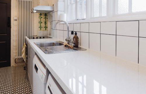 Grace's Guesthouse The Suite Room 6 - Photo 17