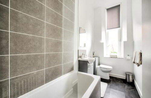 Two Bed Stylish Apartment in Heart of West End - Foto 18