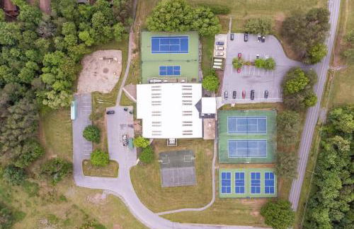 Secluded Retreat w Hot Tub, FirePit & Pool Access - Foto 56