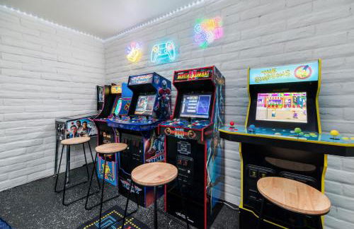 5BR Oasis with Pool, Arcade, Sauna - Photo 26